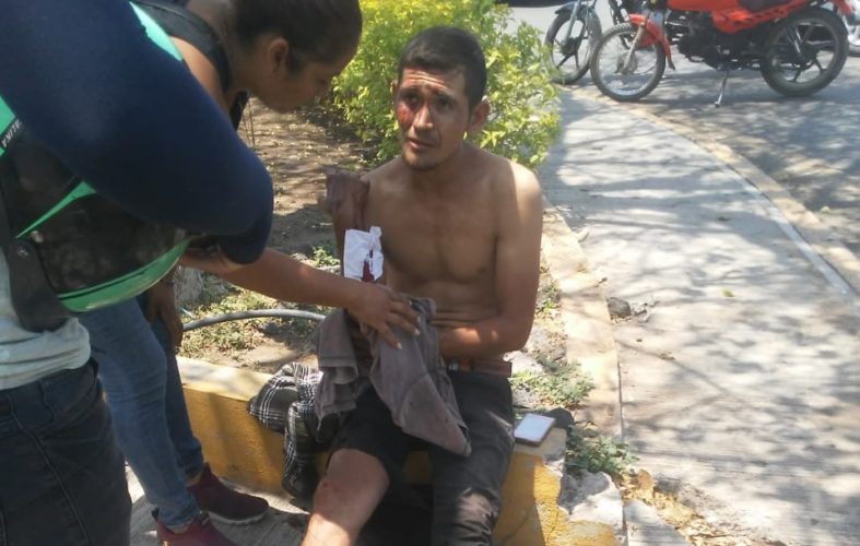 Chocan moto y auto; un herido