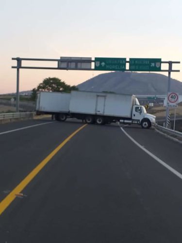De nueva cuenta bloquean Cuatro Caminos
