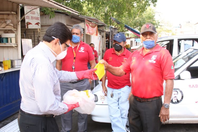 Edil Raymundo Arreola Ortega entregó cubrebocas a taxistas de Nueva Italia