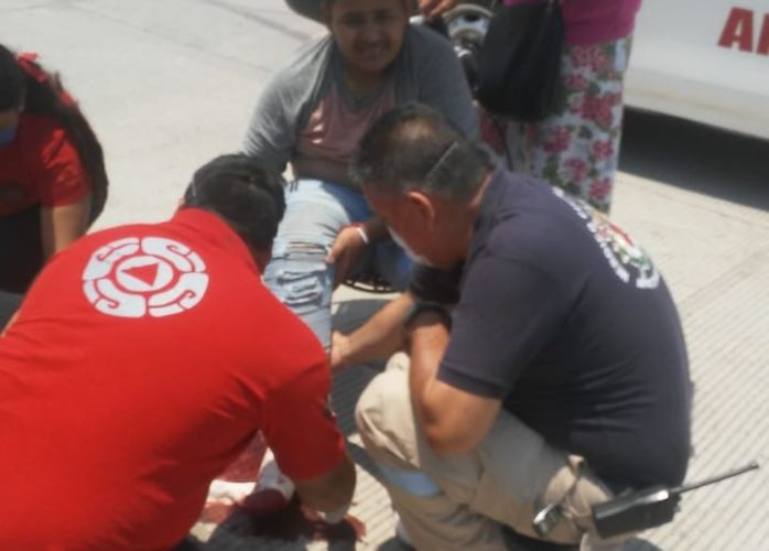 Jóvenes en moto, atropellados