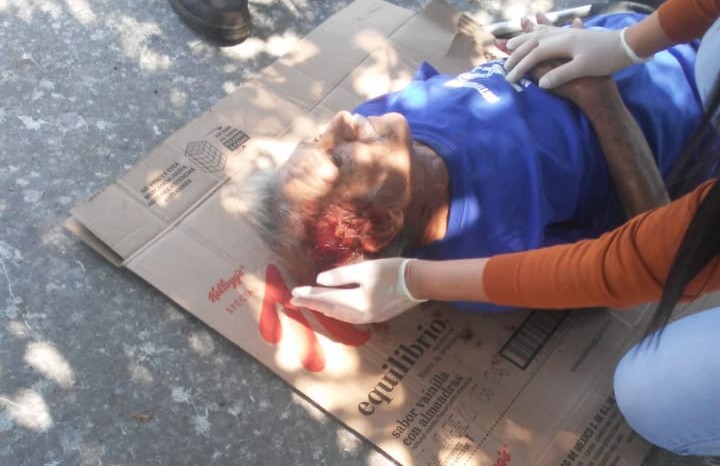Herido anciano al caer