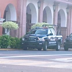 Policía Michoacán de Apatzingán abre vehículos ilegalmente