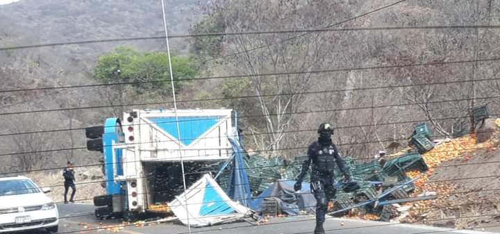 Conductor herido al volcar tráiler con jitomate, en Nueva Italia