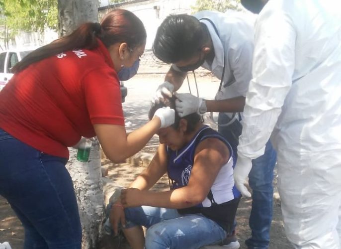 Mujer herida al derrapar en motocicleta