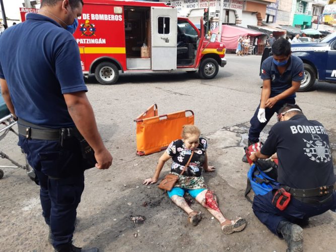 Huye microbus tras atropellar a una mujer