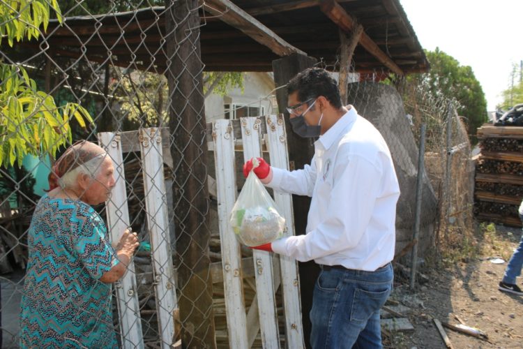 Raymundo Arreola entregó despensas a pobladores