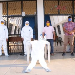 Entregan equipo de seguridad a trabajadores del panteón municipal, en Múgica