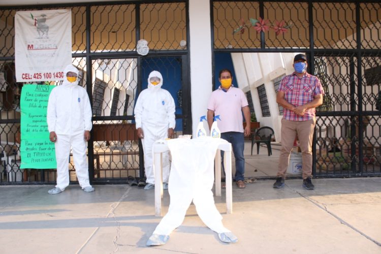 Entregan equipo de seguridad a trabajadores del panteón municipal, en Múgica