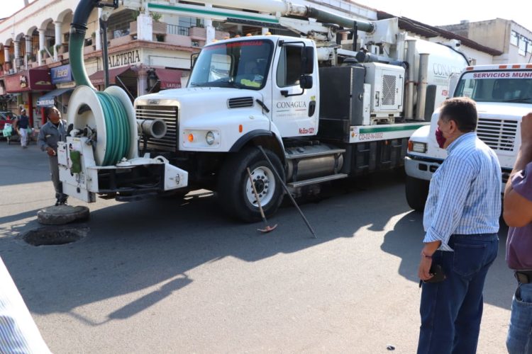 Camión Vactor  desazolva las  alcantarillas y drenajes