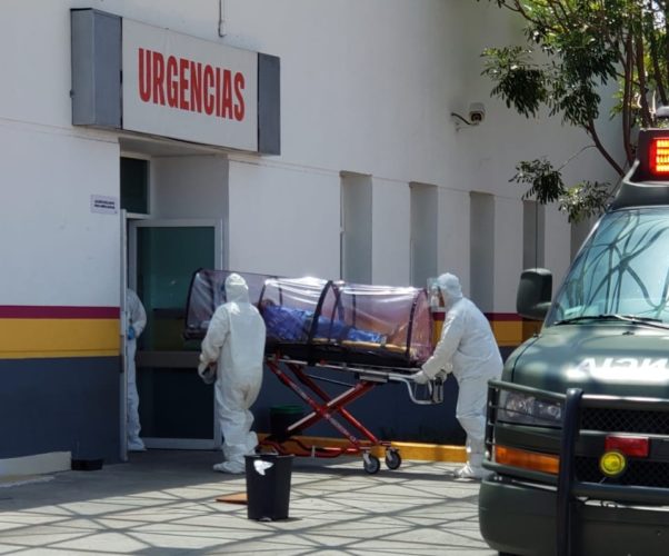 Ingresa Sedena paciente por CV-19 al hospital de Apatzingán