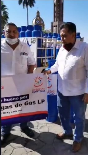 Empresa dona cilindros de gas para familia pobres