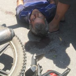 Motociclista herido; se impacta contra moto y camioneta estacionadas