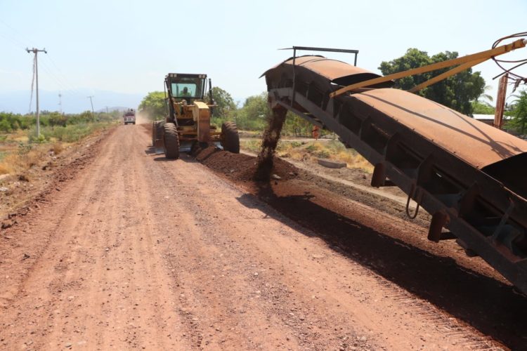 Edil supervisa rehabilitación de camino a El Alcalde