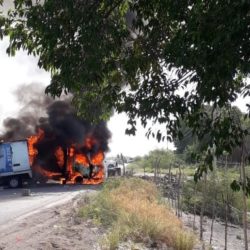Bloqueos y quema de vehículos en carretera a Aguililla