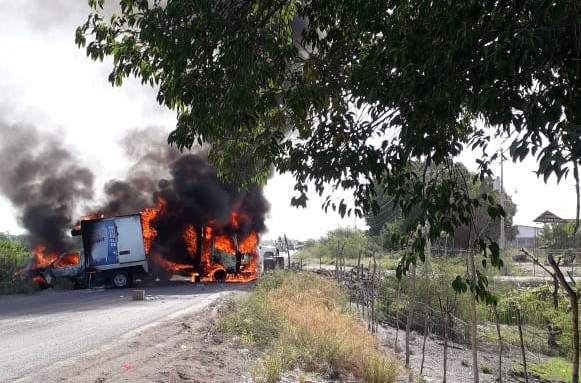 Bloqueos y quema de vehículos en carretera a Aguililla