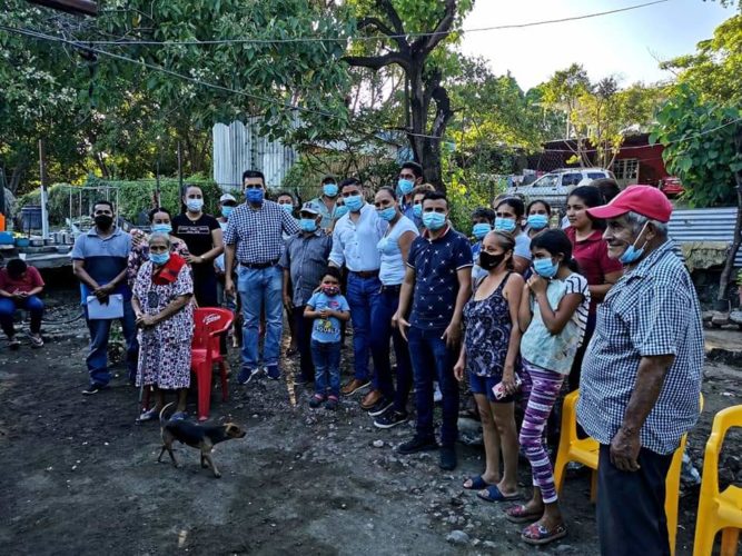 Lleva Antonio Cruz apoyo a asentamientos de Apatzingán