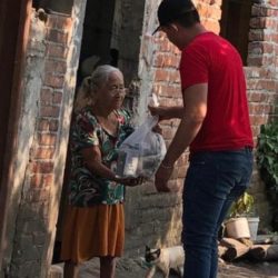 Isabel Torres entrega despensas bajo auspicios de citricultores de BV