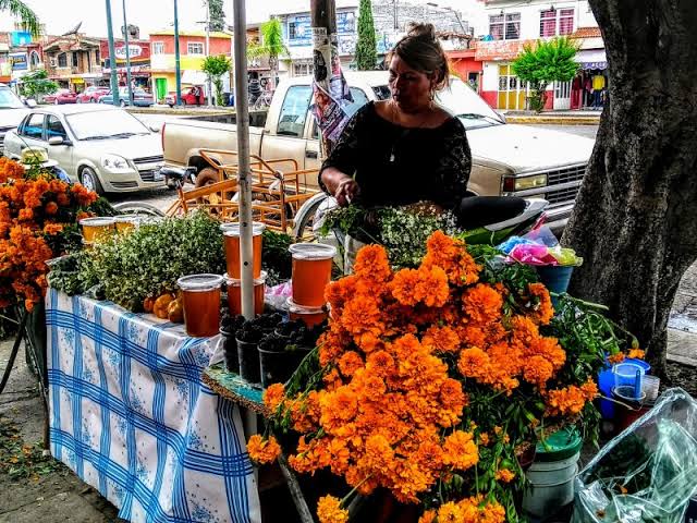 Instalan fuera de Icatmi-Apatzingán a vendedores de flores