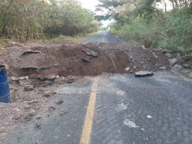 GN finge ignorar destrucción de carretera a Coalcomán