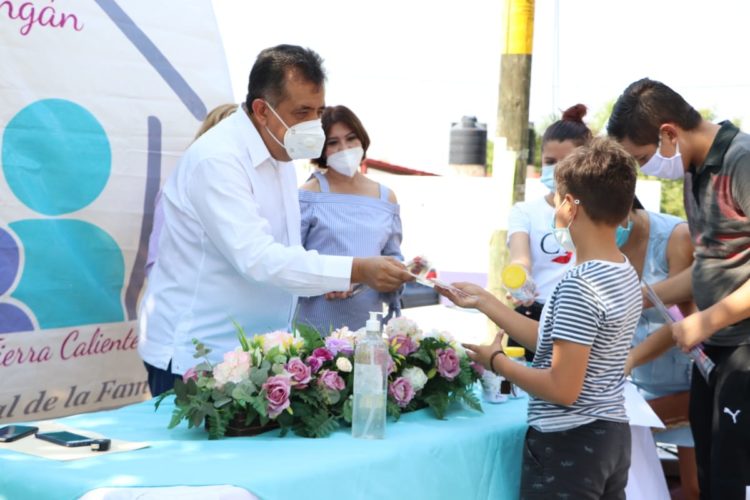 La autoridad municipal entrega becas académicas Pamar