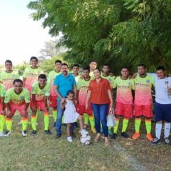 Ángel Custodio entrega apoyos a deportistas de Apatzingán