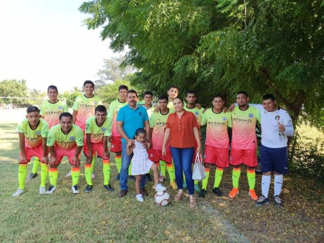 Ángel Custodio entrega apoyos a deportistas de Apatzingán