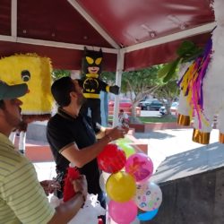 Reaparece ex alcalde Uriel Chávez en punto de colecta de juguetes