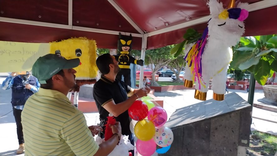 Reaparece ex alcalde Uriel Chávez en punto de colecta de juguetes