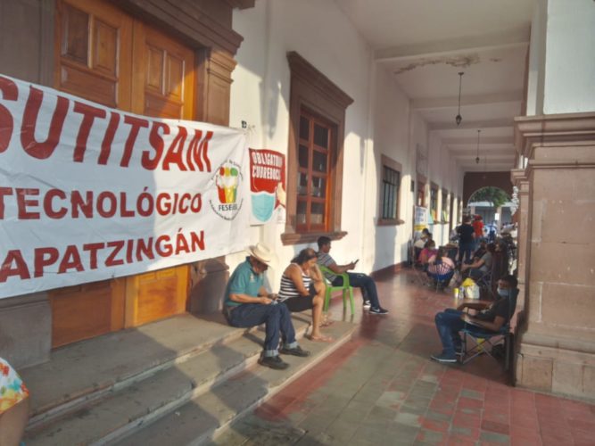 Trabajadores del Tec de Apatzingán toman palacio municipal