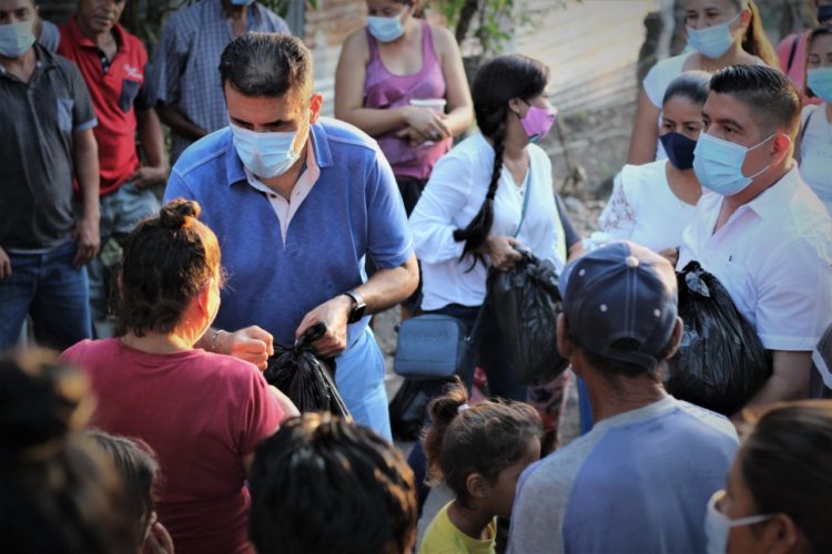 Antonio Cruz y ”Juntos Somos Mejor", inician recorrido navideño por el municipio de Apatzingán