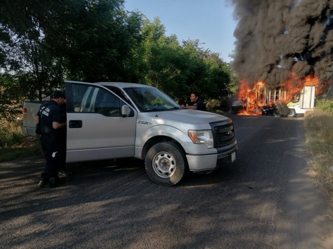 Bloquean e incendian vehículos en carretera a Aguililla