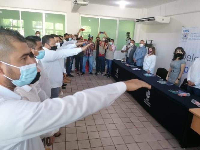 Regidora Blanca Azucena asiste a toma de protesta de la AMIC