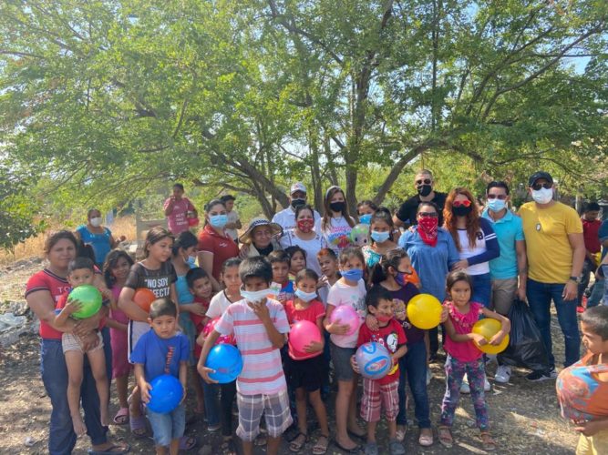 "Jóvenes por Apatzingán" acompaña a Mercedes Villegas en entrega de juguetes a niños de colonias populares