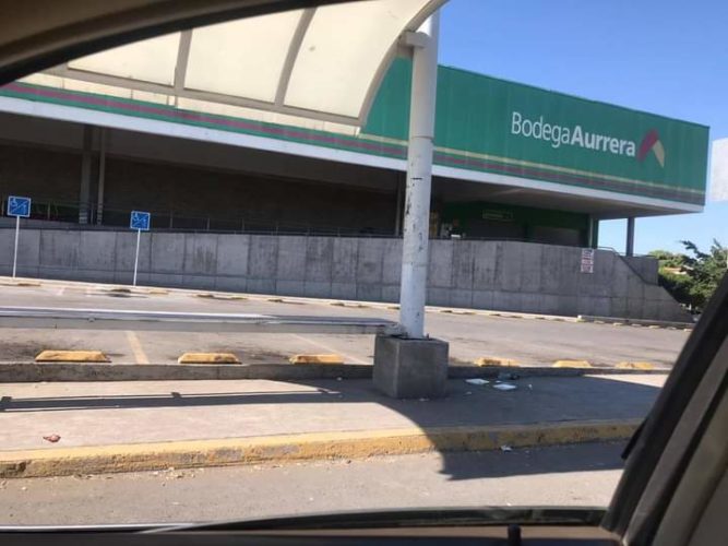 Mediante operativo cierran negocios en Apatzingán
