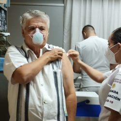 Inician vacunación a médicos, en Apatzingán