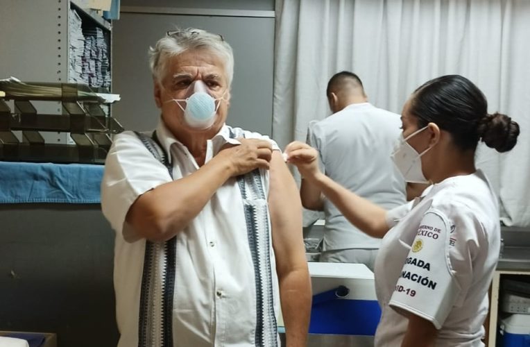 Inician vacunación a médicos, en Apatzingán