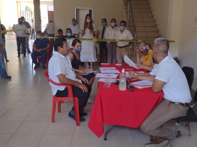 Jorge Castañeda se registra en el PRI como candidato a la presidencia de Apatzingán