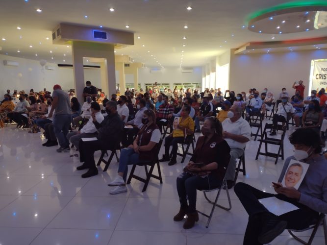 Cristóbal Arias en Apatzingán; lo reciben cientos de personas