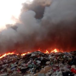 Emiten medidas de salud por incendio en basurero de Nueva Italia