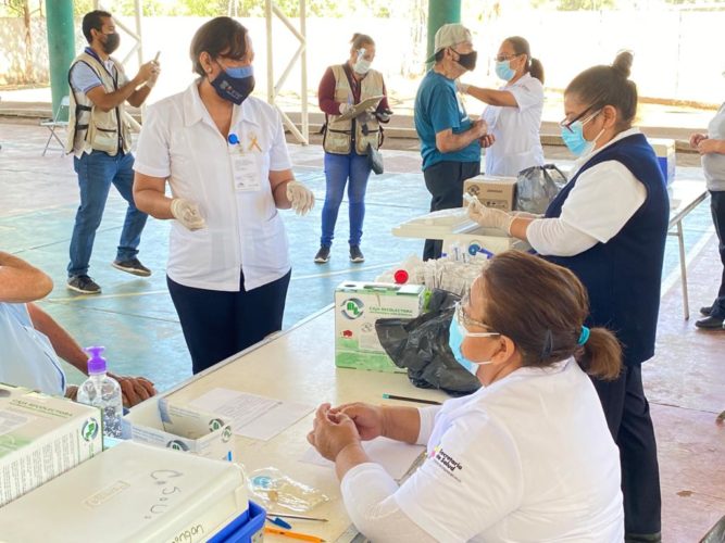 Ningún adulto mayor quedará sin vacuna en Apatzingán: JLCL