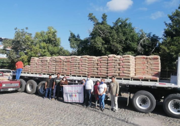 Antonio Cruz entrega cemento a bajo costo a familias apatzinguenses. 