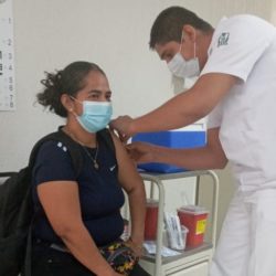 Personal médico del IMSS recibe segunda dosis de vacuna contra el Covid-19