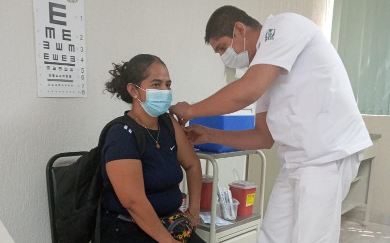 Personal médico del IMSS recibe segunda dosis de vacuna contra el Covid-19