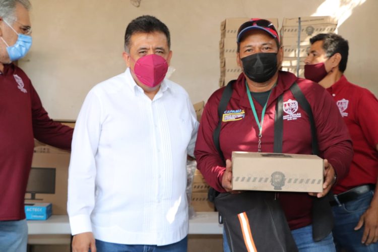 Alcalde equipa a trabajadores de Capama 