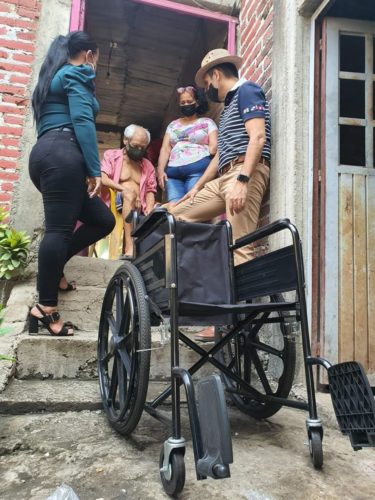 Antonio Cruz entrega silla de ruedas a un adulto mayor