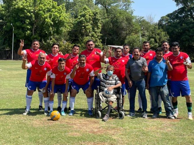 Ángel Custodio entrega apoyos a deportistas de Apatzingán