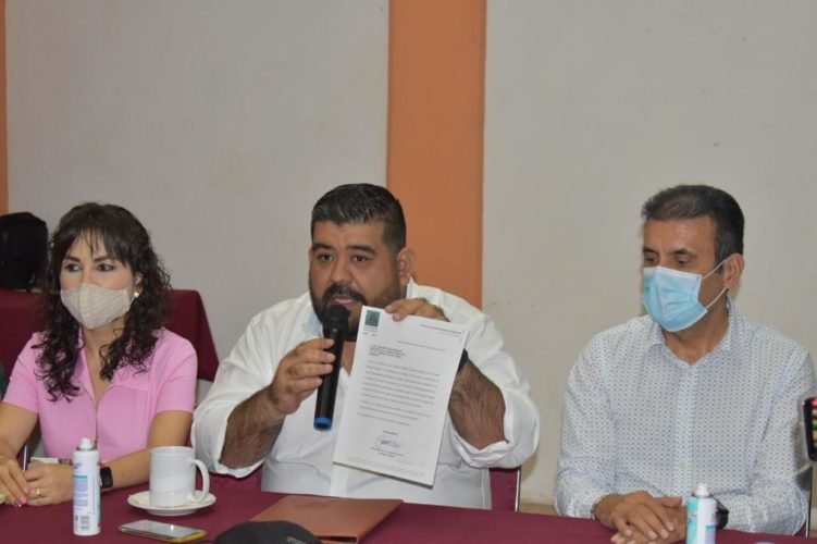 Francisco Huacus, solicita licencia al Congreso de la Unión