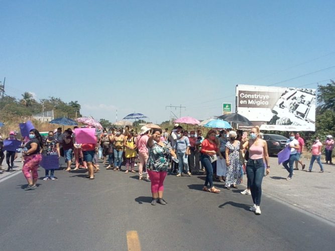 Protestan mujeres de Múgica por incumplimiento de Silvano en Ciudad Mujer