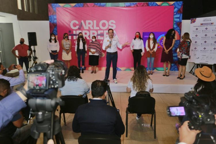 Firma Herrera Tello compromisos con mujeres michoacanas 