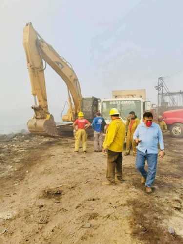 Sin cesar, combate a incendio en basurero de Apatzingán